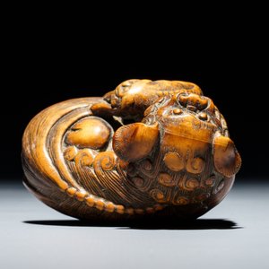 A Japanese carved wood netsuke of a shishi with cub, Edo, 18/19th C. — 照片 7