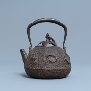 A Japanese cast iron 'tetsubin' teapot with shells and crabs, Edo/Meiji, 18/19th C. — 照片 2