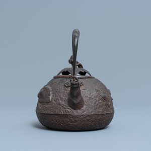 A Japanese cast iron 'tetsubin' teapot with shells and crabs, Edo/Meiji, 18/19th C. — 照片 3
