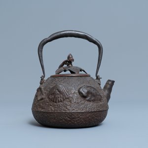 A Japanese cast iron 'tetsubin' teapot with shells and crabs, Edo/Meiji, 18/19th C. — 照片 4