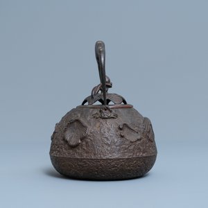 A Japanese cast iron 'tetsubin' teapot with shells and crabs, Edo/Meiji, 18/19th C. — 照片 5