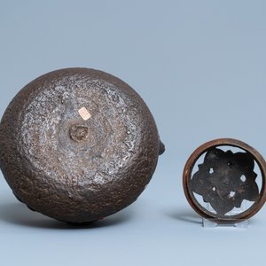 A Japanese cast iron 'tetsubin' teapot with shells and crabs, Edo/Meiji, 18/19th C. — 照片 7