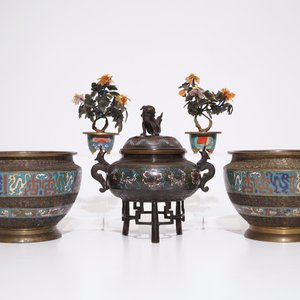 A Japanese censer, a pair of urns and two semi-precious stone trees in bronze and champlevé, Meiji, 19/20th C. — photo 5