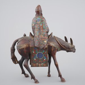 A Japanese champlevé enamel and bronze figure of a sage riding a donkey, 19th C. — photo 3