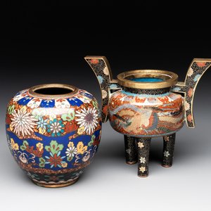 A Japanese cloissoné jar with floral design and a 'phoenix' tripod censer, 20th C. — 照片 1