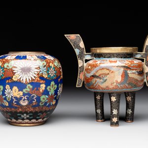 A Japanese cloissoné jar with floral design and a 'phoenix' tripod censer, 20th C. — 照片 2