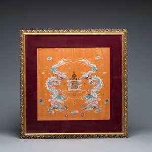A Japanese embroidered silk 'Dragons' panel — foto 2