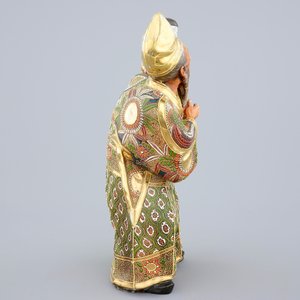 A Japanese enameled brass Ando Jubei box with cover and a large Satsuma figure, 19th C. — photo 5