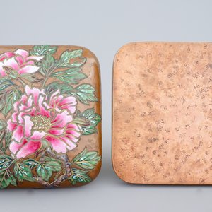 A Japanese enameled brass Ando Jubei box with cover and a large Satsuma figure, 19th C. — photo 9