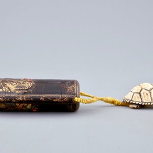 A Japanese four-case lacquer inro with ivory turtle netsuke, Meiji, 19th C. — photo 2