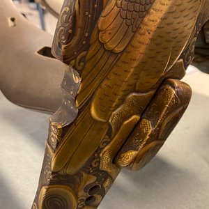 A Japanese gilt-lacquered 'kura' saddle with matching 'abumi' stirrups, Muromachi, 16th C. — 照片 101