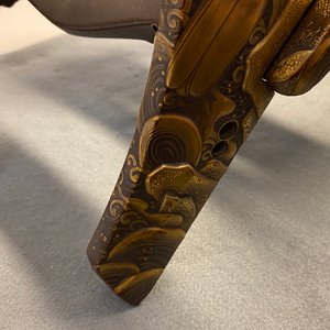 A Japanese gilt-lacquered 'kura' saddle with matching 'abumi' stirrups, Muromachi, 16th C. — 照片 102