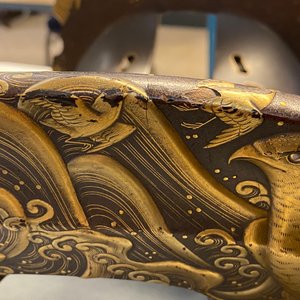 A Japanese gilt-lacquered 'kura' saddle with matching 'abumi' stirrups, Muromachi, 16th C. — 照片 110