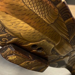 A Japanese gilt-lacquered 'kura' saddle with matching 'abumi' stirrups, Muromachi, 16th C. — 照片 112