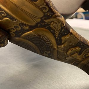 A Japanese gilt-lacquered 'kura' saddle with matching 'abumi' stirrups, Muromachi, 16th C. — 照片 113