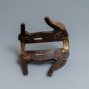 A Japanese gilt-lacquered 'kura' saddle with matching 'abumi' stirrups, Muromachi, 16th C. — 照片 15