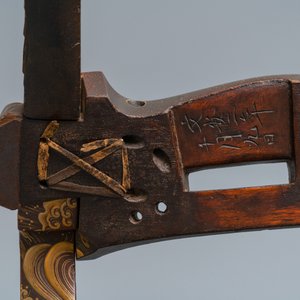 A Japanese gilt-lacquered 'kura' saddle with matching 'abumi' stirrups, Muromachi, 16th C. — 照片 16