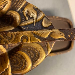 A Japanese gilt-lacquered 'kura' saddle with matching 'abumi' stirrups, Muromachi, 16th C. — 照片 18