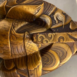 A Japanese gilt-lacquered 'kura' saddle with matching 'abumi' stirrups, Muromachi, 16th C. — 照片 19