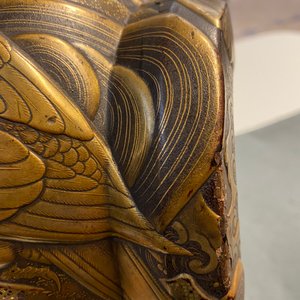 A Japanese gilt-lacquered 'kura' saddle with matching 'abumi' stirrups, Muromachi, 16th C. — 照片 25