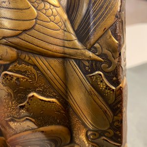 A Japanese gilt-lacquered 'kura' saddle with matching 'abumi' stirrups, Muromachi, 16th C. — 照片 26
