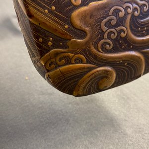 A Japanese gilt-lacquered 'kura' saddle with matching 'abumi' stirrups, Muromachi, 16th C. — 照片 30