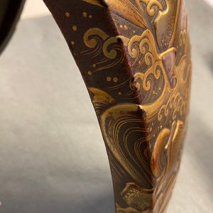A Japanese gilt-lacquered 'kura' saddle with matching 'abumi' stirrups, Muromachi, 16th C. — 照片 32