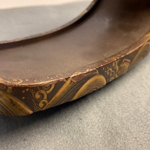 A Japanese gilt-lacquered 'kura' saddle with matching 'abumi' stirrups, Muromachi, 16th C. — 照片 34