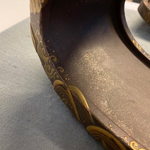 A Japanese gilt-lacquered 'kura' saddle with matching 'abumi' stirrups, Muromachi, 16th C. — 照片 37