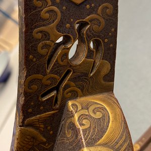 A Japanese gilt-lacquered 'kura' saddle with matching 'abumi' stirrups, Muromachi, 16th C. — 照片 46