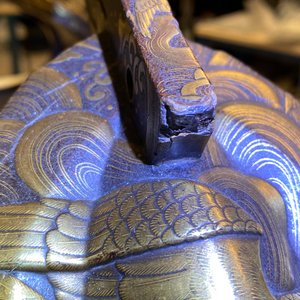 A Japanese gilt-lacquered 'kura' saddle with matching 'abumi' stirrups, Muromachi, 16th C. — 照片 50