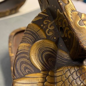 A Japanese gilt-lacquered 'kura' saddle with matching 'abumi' stirrups, Muromachi, 16th C. — 照片 51