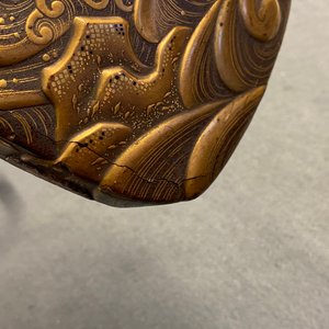 A Japanese gilt-lacquered 'kura' saddle with matching 'abumi' stirrups, Muromachi, 16th C. — 照片 65