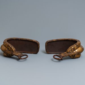 A Japanese gilt-lacquered 'kura' saddle with matching 'abumi' stirrups, Muromachi, 16th C. — 照片 7