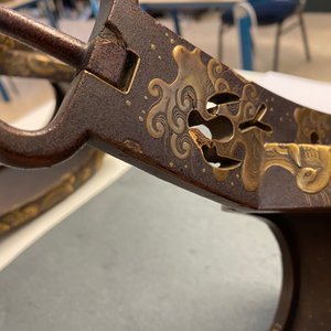 A Japanese gilt-lacquered 'kura' saddle with matching 'abumi' stirrups, Muromachi, 16th C. — 照片 75