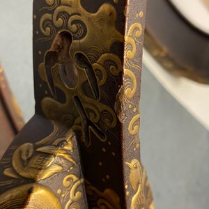 A Japanese gilt-lacquered 'kura' saddle with matching 'abumi' stirrups, Muromachi, 16th C. — 照片 76