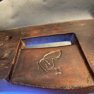 A Japanese gilt-lacquered 'kura' saddle with matching 'abumi' stirrups, Muromachi, 16th C. — 照片 78