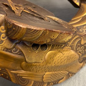 A Japanese gilt-lacquered 'kura' saddle with matching 'abumi' stirrups, Muromachi, 16th C. — 照片 80