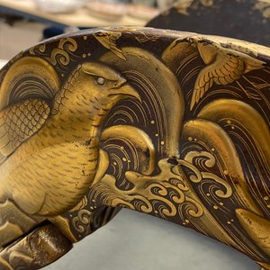 A Japanese gilt-lacquered 'kura' saddle with matching 'abumi' stirrups, Muromachi, 16th C. — 照片 88