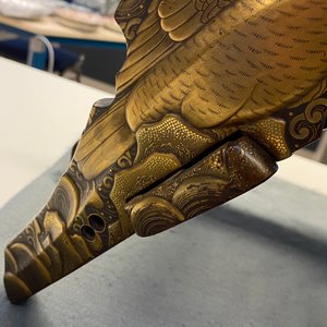 A Japanese gilt-lacquered 'kura' saddle with matching 'abumi' stirrups, Muromachi, 16th C. — 照片 89