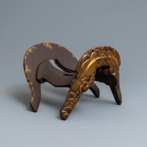 A Japanese gilt-lacquered 'kura' saddle with matching 'abumi' stirrups, Muromachi, 16th C. — 照片 9