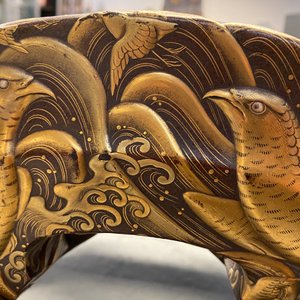 A Japanese gilt-lacquered 'kura' saddle with matching 'abumi' stirrups, Muromachi, 16th C. — 照片 91