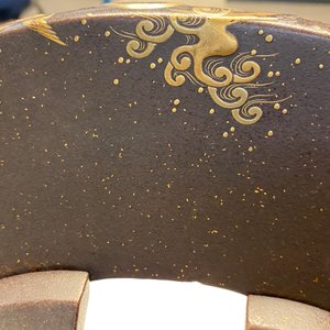A Japanese gilt-lacquered 'kura' saddle with matching 'abumi' stirrups, Muromachi, 16th C. — 照片 95