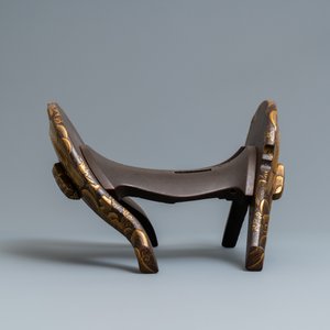 A Japanese gilt-lacquered 'kura' saddle with matching 'abumi' stirrups, Muromachi, 16th C. — 照片 10