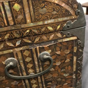 A Japanese gilt-lacquered mother-of-pearl inlaid Namban coffer for the Portuguese market, Edo, 17th C. — 照片 17