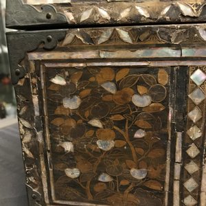 A Japanese gilt-lacquered mother-of-pearl inlaid Namban coffer for the Portuguese market, Edo, 17th C. — 照片 24