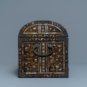 A Japanese gilt-lacquered mother-of-pearl inlaid Namban coffer for the Portuguese market, Edo, 17th C. — 照片 3