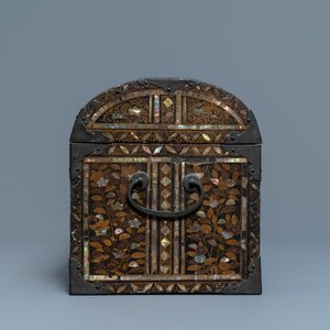 A Japanese gilt-lacquered mother-of-pearl inlaid Namban coffer for the Portuguese market, Edo, 17th C. — 照片 5