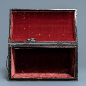 A Japanese gilt-lacquered mother-of-pearl inlaid Namban coffer for the Portuguese market, Edo, 17th C. — 照片 8