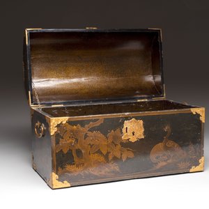 A Japanese gilt-lacquered Namban chest for the Dutch or Portuguese market, Edo, 17th C. — photo 2